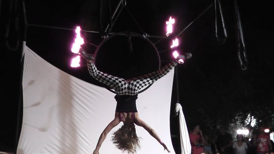 מופע של אקרובלאנס קצבי על קוביה ענקית של אנה קליינר - פסטיבל בודי וויז