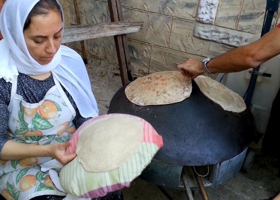 הכנת פיתות דרוזיות על האש