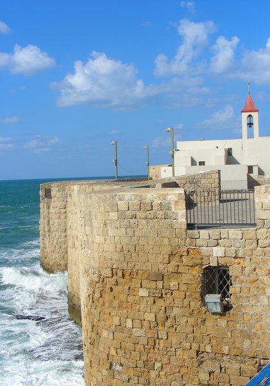 עכו העתיקה מוקפת חומות אדירות. חלקן צומחות מתוך הים