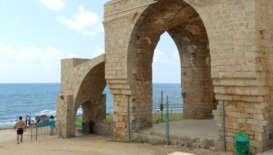 תרבויות רבות זיהו את היופי של המקום וגרו כאן בנחת