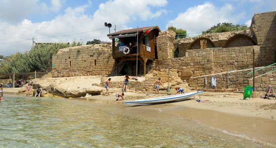 סוכת המציל בתוך חומת הים בגן לאומי אכזיב