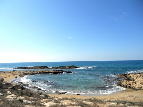 כמה כיף ללגלות מקום נפלא כמו אכזיב, רצועת חוף ים קצרה אך מורכבת מלגונות ובריכות ים לילדים. כיף בישראל באכזיב