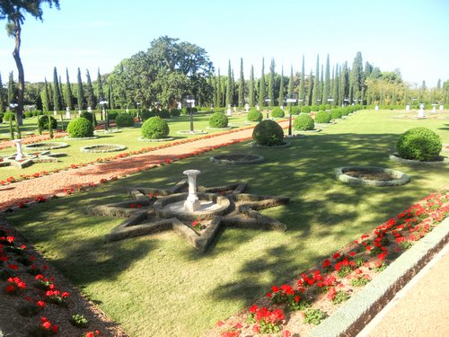 הגן הבהאי הוא חלקת הקבר של מיסד הדת העולמית. אתם מוזמנים להיכנס ולחוות יופי של טבע.
