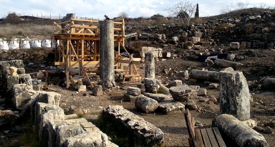 צולם יום לפני שבנו את השער המונוליטי של בית הכנסת