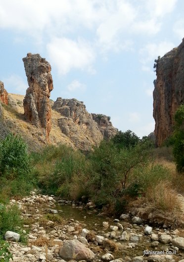 נחל מתחת ועמוד מעל, טיול קצר אל תוך הקניון ומצוקי האבן היפים של נחל עמוד