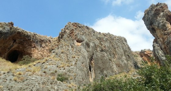 מצוקים ומערות עתיקות בנחל עמוד