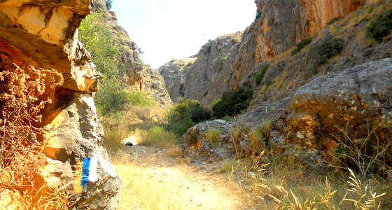 מצוקי אבן יפים של נחל עמוד