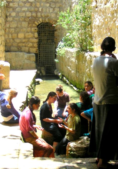 נעים לשבת ולעכל את החוויה של הליכה במעמקי האדמה 