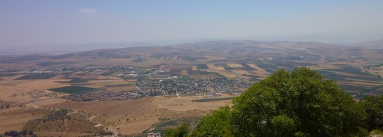 נוף מרהיב של משטחי חקלאות ממרומי הר תבור - ההר העגול